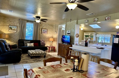 Bandera Cottage | Hilltop Guesthouse, Historic Silver Spur Dance Hall, Cowboy Capital of the World
