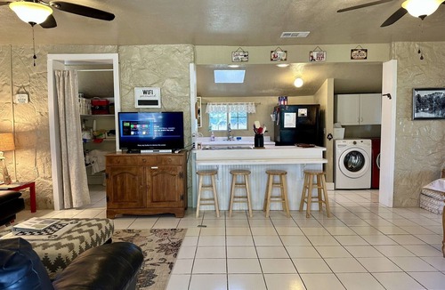 Bandera Cottage | Hilltop Guesthouse, Historic Silver Spur Dance Hall, Cowboy Capital of the World