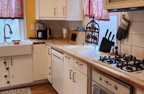 West Hyattsville House | Hilltop Hide-away, close to everything!