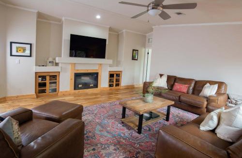 Fredericksburg House | Hilmy Cellars Haus On Vineyard
