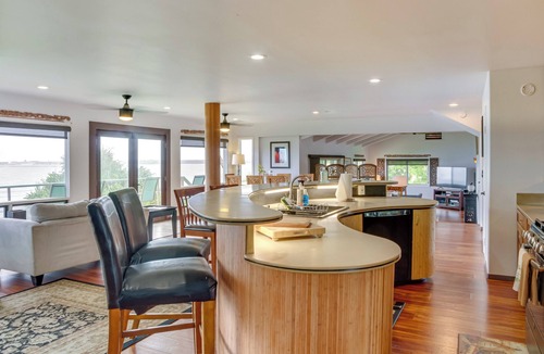 Hilo Cottage | Hilo Home w/Private Deck + Stunning Ocean Views!