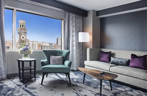 Downtown West Hotel | Hilton Baltimore 1 King Bed Deluxe Suite