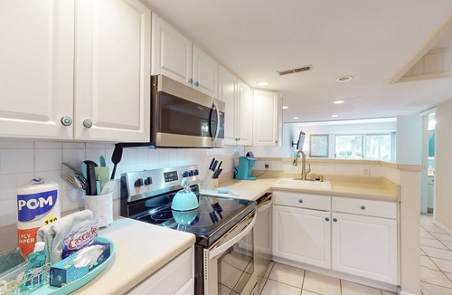 Hilton Head Island Condo | Hilton Head Cabanas condo with patio & on-site pool - walk to beach & Coligny
