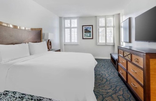 Waikiki Resort | Hilton's Lagoon Tower 1-Bd Plus Ocean View: A Paradise with Endless Fun