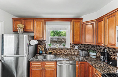 Seminary Hill House | Historic Alexandria Chic 4BR Retreat | Parking
