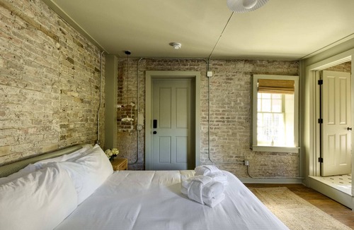 Harleston Village Bed & Breakfast | Historic B&B King Suite- Walk to King