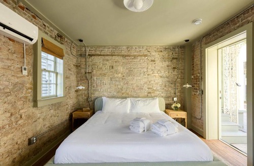Harleston Village Bed & Breakfast | Historic B&B King Suite- Walk to King