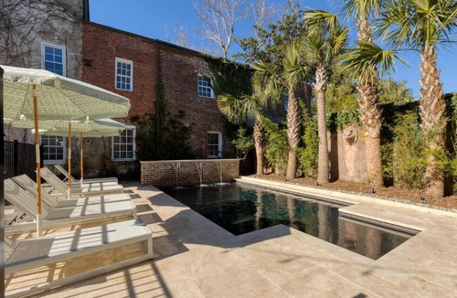 Harleston Village Bed & Breakfast | Historic B&B King Suite- Walk to King