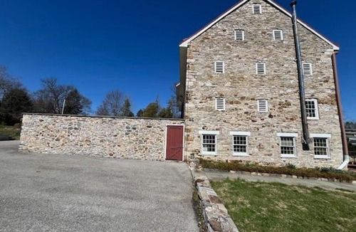 Wayne Apartment | Historic Barn Apartment