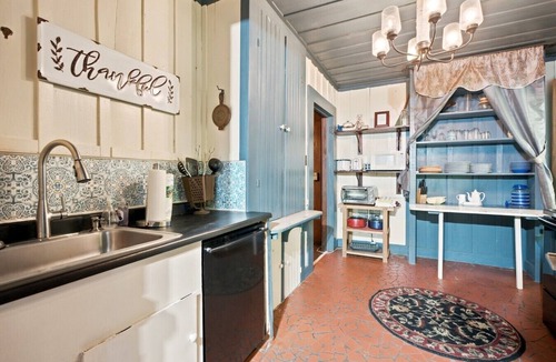 Rocky Bottom Cabin | Historic Cabin Retreat w/Unique Mountain History