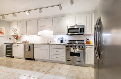 Historic District House | Historic Chapel Views, Steps to USNA Gate 1 w Private Patio & Off-Site Parking