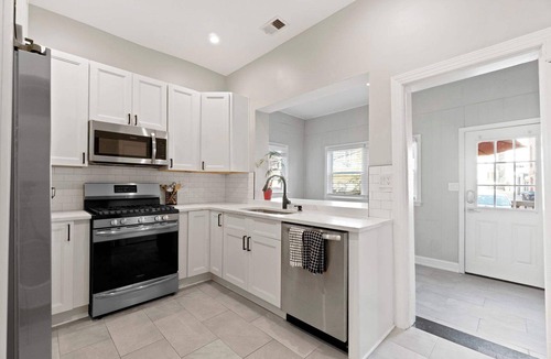 Bloomingdale House | Historic charm, modern amenities, and Parking!