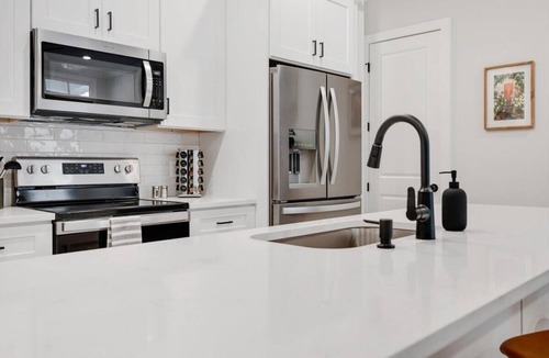 Metropolitan Apartment | Historic District Gem - 2BR/2BA, Walk to Forsyth Park - Lower Level