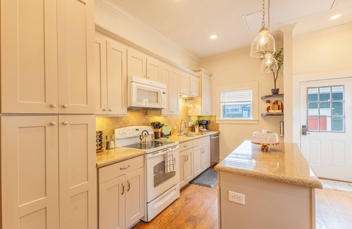 Temple House | Historic District Haven Collected & Comfortable