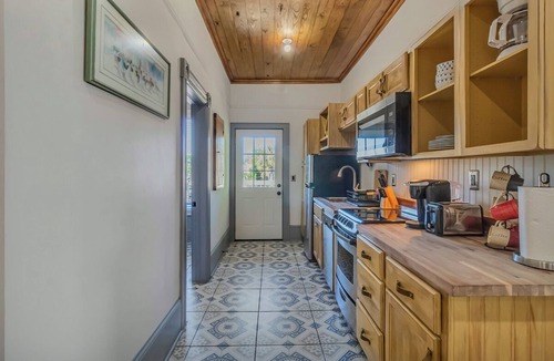 Metropolitan Apartment | Historic District, walk to Forsyth Park, Sleeps 6, Historic Home, Pet friendly!