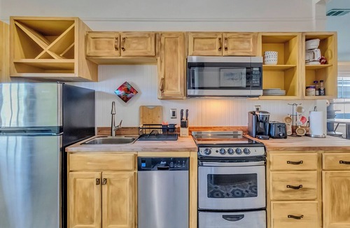 Metropolitan Apartment | Historic District, walk to Forsyth Park, Sleeps 6, Historic Home, Pet friendly!