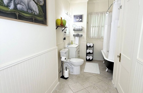 Brenham House | Historic, Downtown, Private Entrance, and Bath