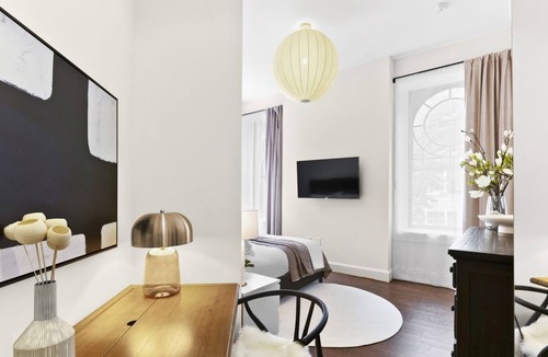 Downtown Baltimore Hotel | Historic King Studio in Prime Location