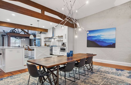 Orange Apartment | Historic Main Street Retreat Walkable to Shops, Dining & Arts