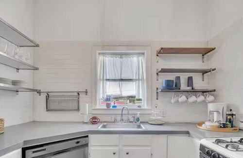 Clarksville House | Historic N Campus Stay w Modern Comfort, Mins to DT Nightlife & Local Hotspots!