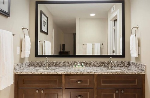 Williamsburg Resort | Historic Patrick Henry Square Resort