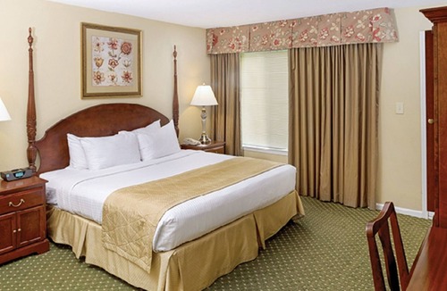 Berkeley Resort | Historic Powhatan Resort- 4 bedrooms, sleeps 12!