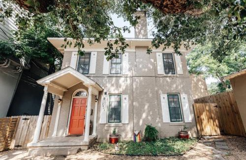 West Campus Apartment | Historic Victorian ️ Walk to UT Austin Free Parking