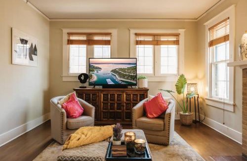 West Campus Apartment | Historic Victorian ️ Walk to UT Austin Free Parking