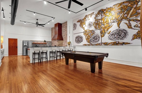 Downtown Wilmington Condo | Historic Wilmington Suite with Chef’s Kitchen & Pool Table