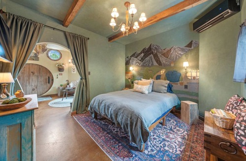 Fredericksburg Cabin | Hobbit House* Hot Tub* BBQ* EV* Fredericksburg