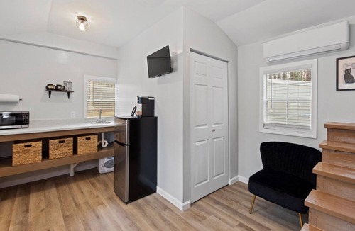 Notasulga Cabin | Hocus pocus-Tiny House 9 miles from AUBURN AL & Jordan Hare Stadium