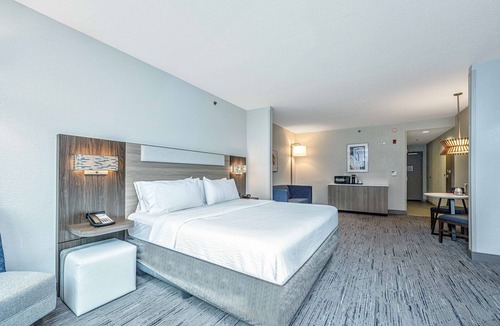 North Charleston Hotel | Holiday Inn Express & Suites Charleston Arpt-Conv Ctr Area