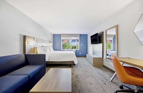 Southwest Raleigh Hotel | Holiday Inn Express And Suites Raleigh West Lenovo Center by IHG