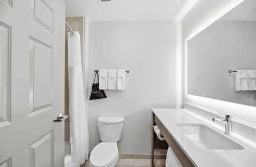 Southwest Raleigh Hotel | Holiday Inn Express And Suites Raleigh West Lenovo Center by IHG