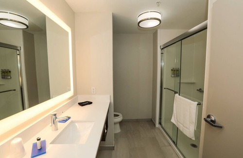 Hillsboro Hotel | Holiday Inn Express : Hillsboro I-35 by IHG