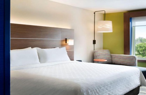 Woodbridge Hotel | Holiday Inn Express Hotel & Suites Woodbridge, an IHG Hotel