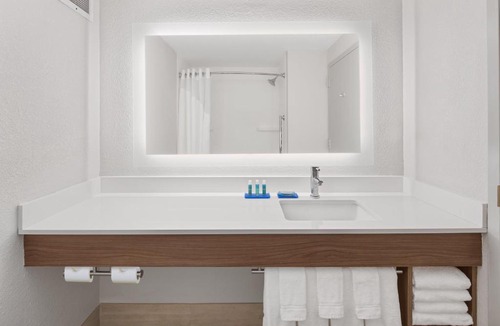 Byron Hotel | Holiday Inn Express Hotel & Suites Byron by IHG