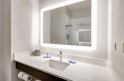 Cleburne Hotel | Holiday Inn Express Hotel & Suites Cleburne by IHG