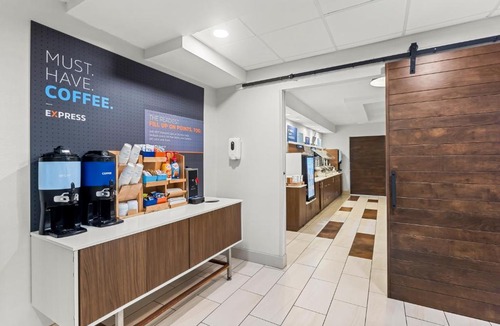 Windsor Forest Hotel | Holiday Inn Express Hotel & Suites Savannah Midtown by IHG
