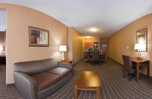Suffolk Hotel | Holiday Inn Express Hotel & Suites Suffolk by IHG