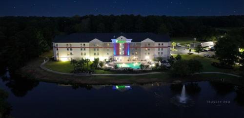 Myrtle Beach Resort | Holiday Inn Express Myrtle Beach-Broadway at the Beach by IHG