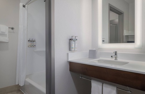 Myrtle Beach Hotel | Holiday Inn Express Myrtle Beach-Broadway at the Beach by IHG