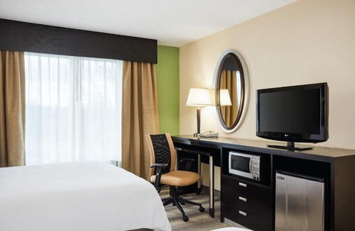 Arcadia Hotel | Holiday Inn Express & Suites I-26 & Us 29 At Westgate Mall by IHG