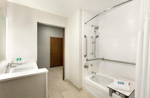 Salisbury Hotel | Holiday Inn Express & Suites Salisbury by IHG