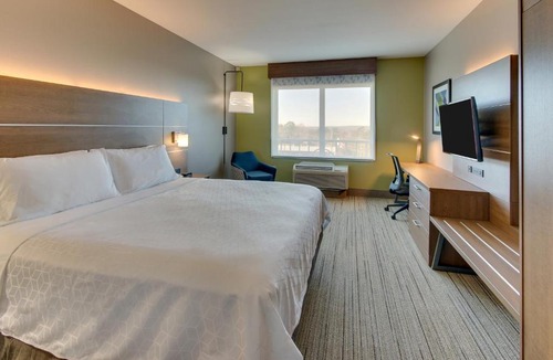 Columbus Hotel | Holiday Inn Express & Suites Columbus - Ft Benning Maingate by IHG