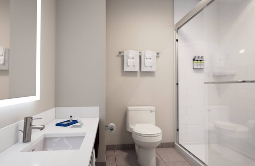 Manor Hotel | Holiday Inn Express & Suites Austin - Manor by IHG