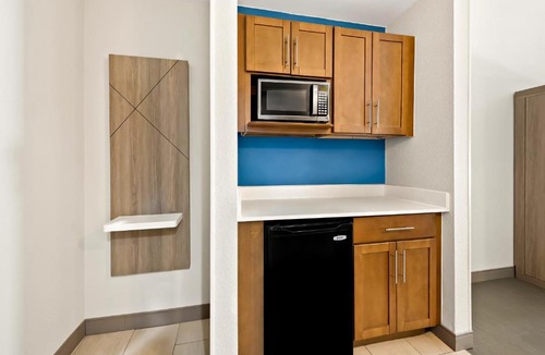 Southeast Raleigh Hotel | Holiday Inn Express & Suites Raleigh NE - Medical Ctr Area by IHG