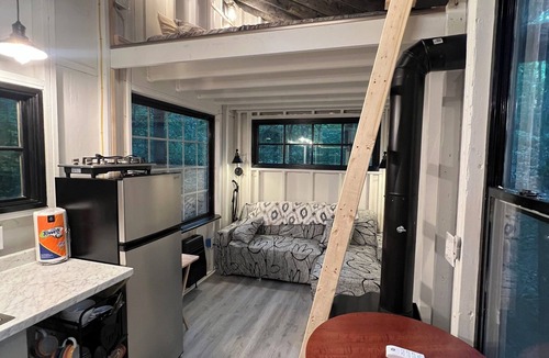 Anderson Cabin | Holly Trail Treehouse in Anderson w/WIFI, AC, Smart TV, Full Bath and washer