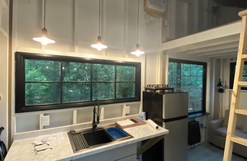 Anderson Cabin | Holly Trail Treehouse in Anderson w/WIFI, AC, Smart TV, Full Bath and washer