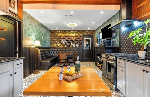 East Cesar Chavez House | Hollywood Vibe Cottage | Game Rm | Near Rainy St.